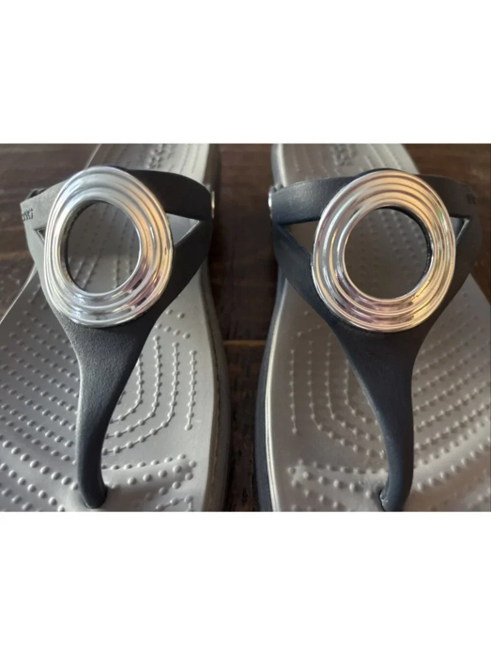 Crocs Sanrah Circle Wedge Sandals Silver Black Gray Women's  9 Thong Flip Flops